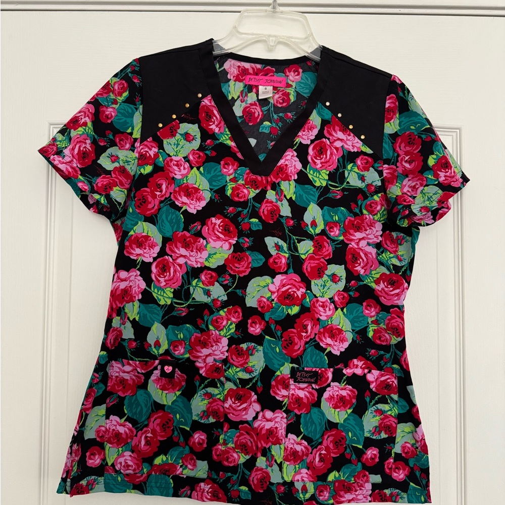 Betsey Johnson rose scrub top with gold studs small